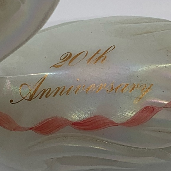 FENTON 20th Anniversary Swan Figurine.  Signed!  COLLECTIBLE - Picture 7 of 12